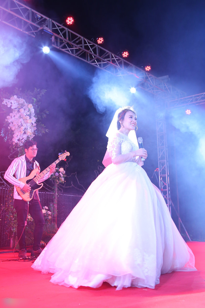 Nhật Thủy nồng nàn hát tặng chồng hơn 14 tuổi trong ngày cưới